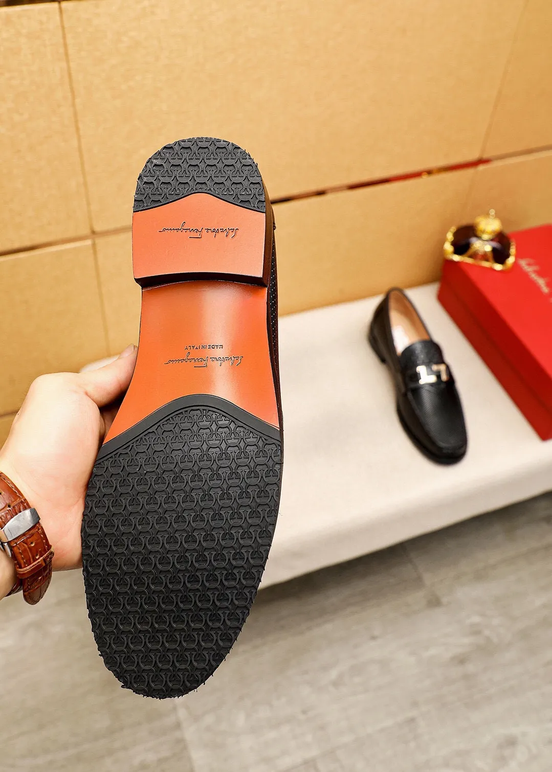 Men's shoes 💰462 💐 Product trademark: Ferragamo "Ferragamo" casual leather shoes Regular size: 38-44 (45.46🉑️customized) Product materials: Selected imported first-layer calfskin embossed upper + luxury hardware buckle, imported water-dyed cow leather lining. Strong three-dimensional visual effect, combined outsole Color: 1⃣️color optional